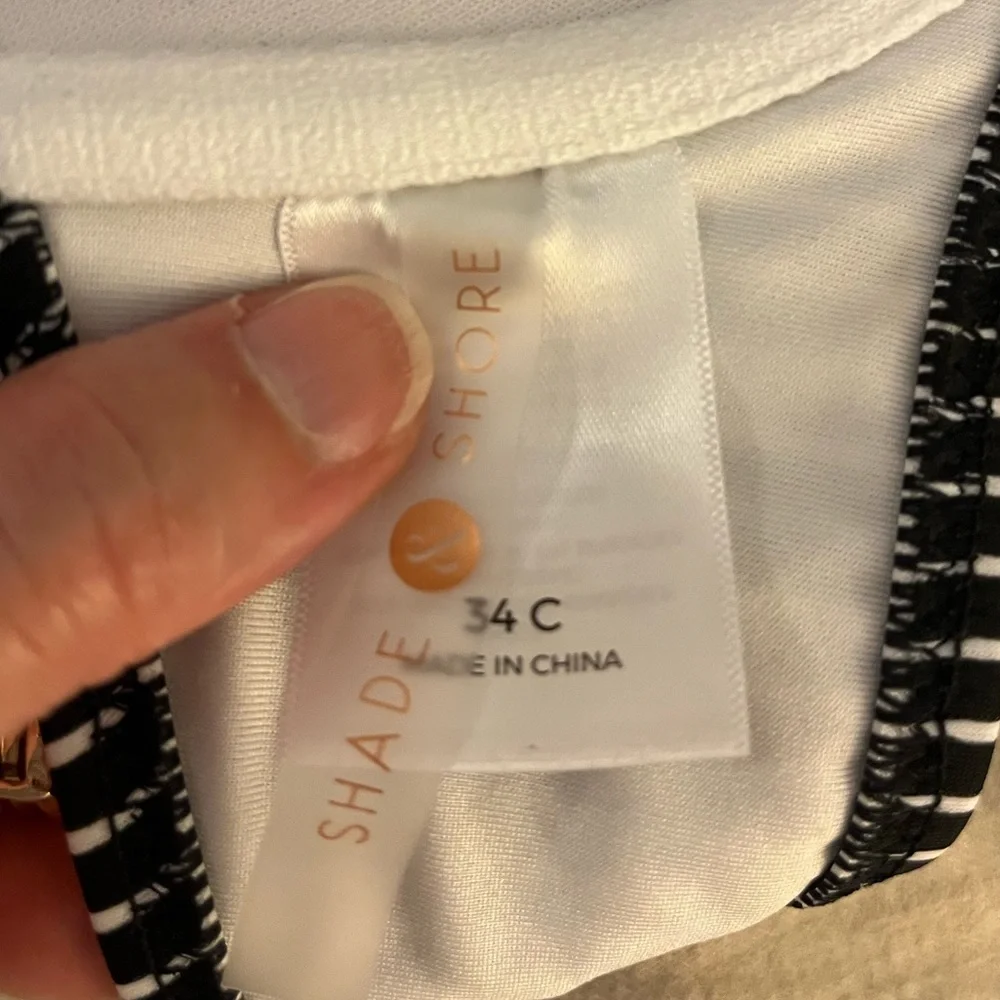 Shade & Shore black and white bathing suit top. Size 34C.